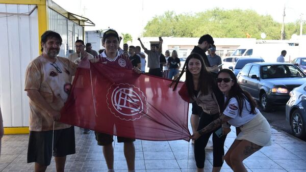 Hinchas de Lanús llegan a Paraguay con la ilusión de levantar la Sudamericana