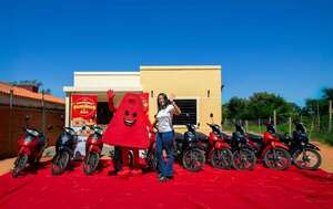 Alex regala dos casas y 10 motos Star para cerrar el año a lo grande - Negocios - ABC Color