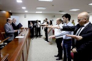 Presidente y ministro de la Corte Suprema tomaron juramento a naturalizados