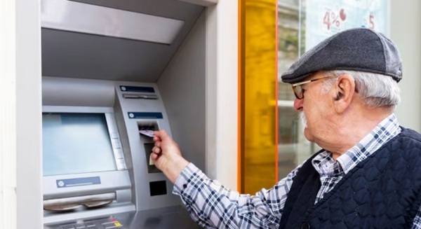 MEF inicia pagos de noviembre con adultos mayores y veteranos