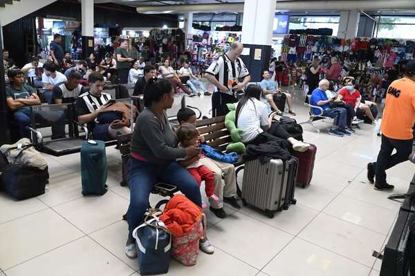 Copa Sudamericana: Terminal de Asunción, sin baños suficientes ni enchufes para turistas - Nacionales - ABC Color