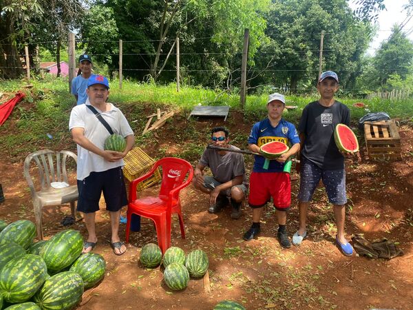La Ruta 14 se llena de sabor con sandías frescas y precios accesibles