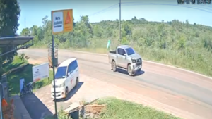 Video: Adolescente fue atropellado y lanzado por una camioneta, cuyo conductor no se detuvo