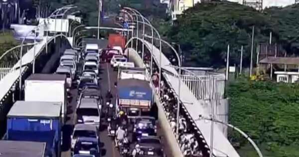 La Nación / Ingreso masivo de peatones y vehículos por feria de ofertas reaviva comercio esteño