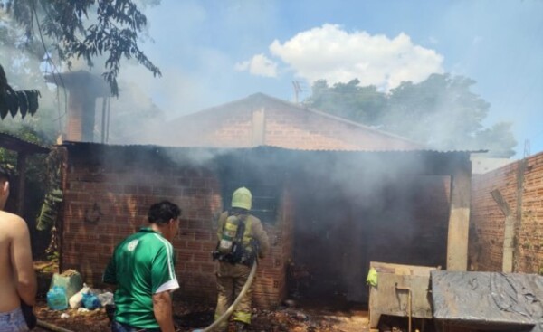 Incendio causa cuantiosos daños en Presidente Franco 