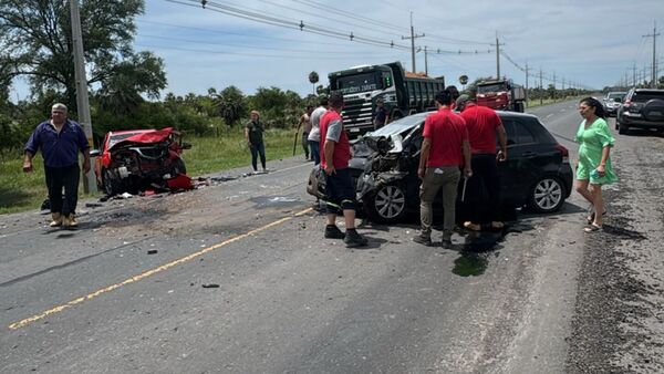 Aparatoso choque frontal deja una persona fallecida en Villa Oliva