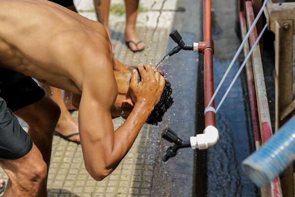 Essap asiste a hinchas extranjeros con camiones cisterna - Nacionales - ABC Color