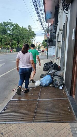 Basura al costado del Congreso - Crónicas Ciudadanas - ABC Color