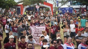Hinchas brasileños y argentinos vibran en la previa de la Copa Sudamericana en la Costanera de Asunción