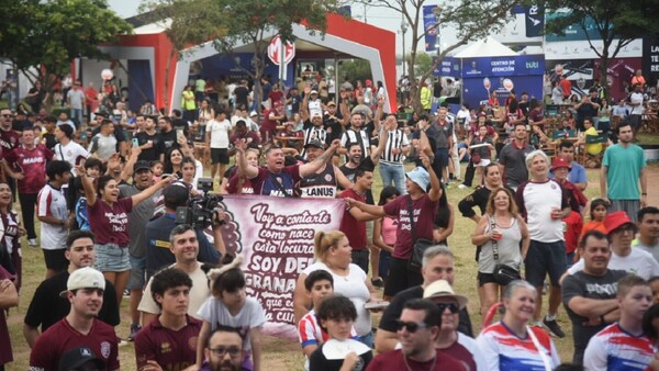 Hinchas brasileños y argentinos vibran en la previa de la Copa Sudamericana en la Costanera de Asunción