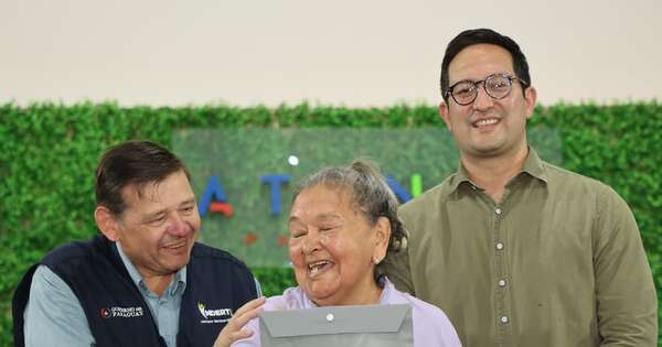 La Nación / Tras 25 años de espera, familias de Puerto Casado reciben sus primeros títulos de propiedad