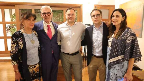 Daniel Nasta recibió la Orden de las Artes y las Letras de Francia - Sociales - ABC Color