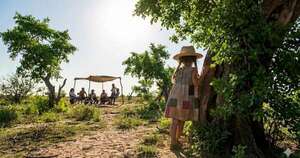 La Nación / Una Niña traviesa mira de reojo el verano