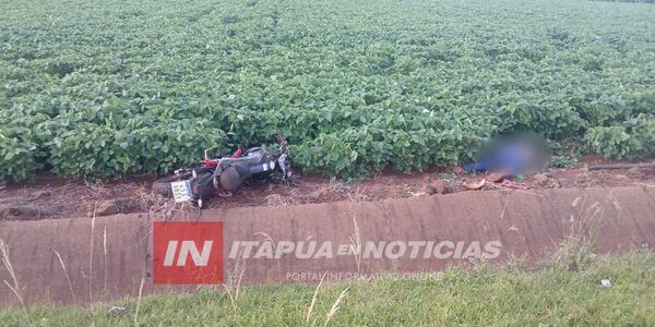 MOTOCICLISTA PIERDE LA VIDA TRAS APARENTEMENTE CAER A UN COSTADO DE LA RUTA EN EDELIRA