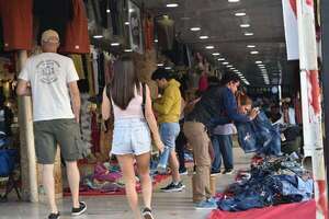 Intenso movimiento de turismo de compras en Encarnación tras feriado XXL en Argentina - Economía - ABC Color
