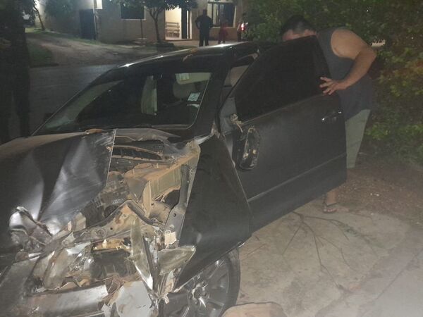 Conductor sale ileso tras chocar contra un árbol en Villa Armando - Concepción al Día