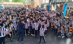 ¡Un gesto para aplaudir! Atlético Mineiro llevó alegría a una escuela de Ñemby