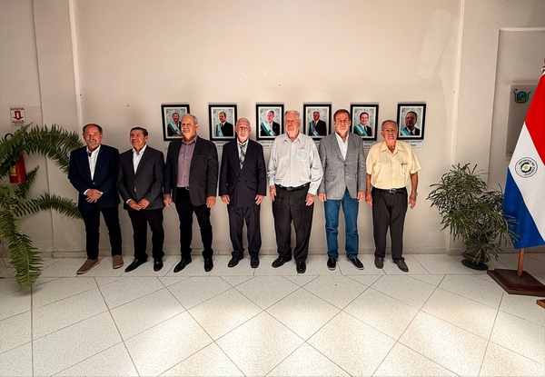Exgobernadores del XVI Departamento de Boquerón reciben homenaje con retratos oficiales