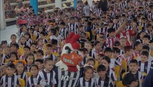 Atlético Mineiro realiza visita social a escuela de Ñemby