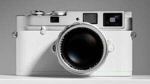 Subastada por 6,5 millones de euros una cámara de fotos Leica del papa Francisco