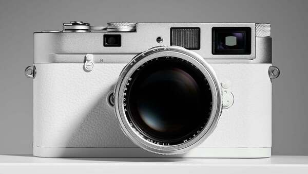 Subastada por 6,5 millones de euros una cámara de fotos Leica del papa Francisco