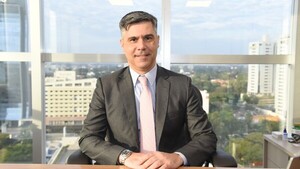 Juzgado impone prohibición de salida del país a exdirectivo del Banco Atlas - ADN Digital