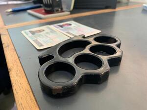 Dos argentinos inadmitidos por portar arma contundente; uno es menor de edad