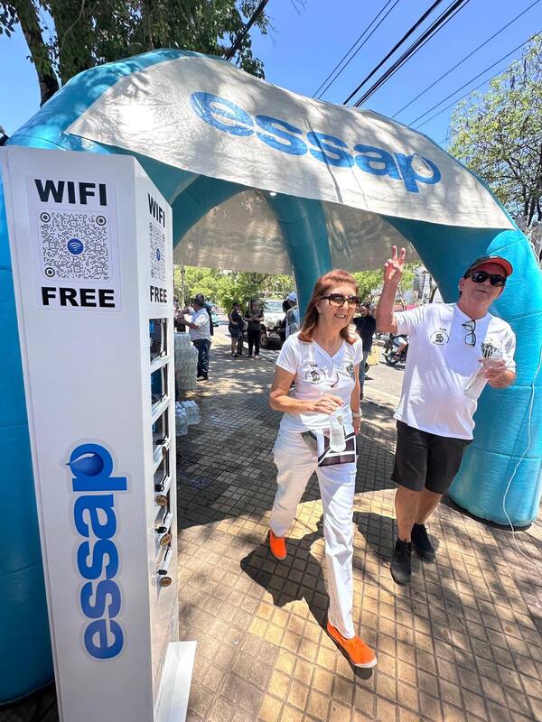Ante intenso calor, Essap brinda hidratación a hinchas de Lanús y Mineiro - trece