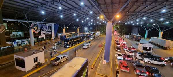 Dos argentinos inadmitidos por portar arma contundente, uno de ellos es menor de edad