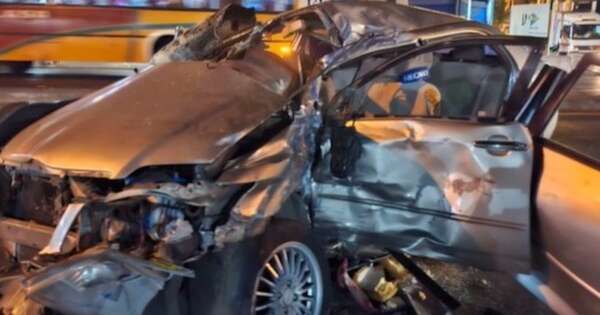 La Nación / San Lorenzo: conductor de automóvil quedó herido tras chocar contra un tractocamión