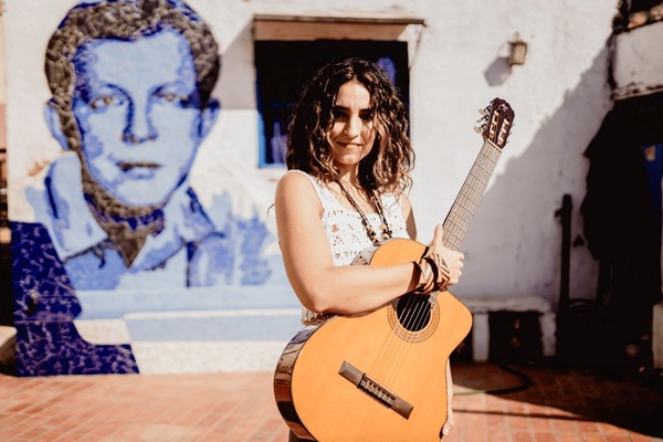 Dalma Ferreira y Bohemia Guaraní se presentan en el Pinedo Shopping