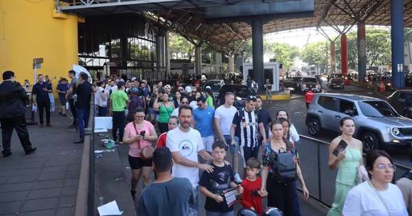 La Nación / Casi 100 mil turistas, tras ofertas que generaron locuras en tiendas