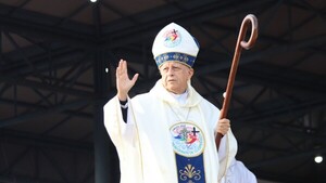 Mons. Valenzuela iba a ser médico, pero una voz le pidió “curar almas”