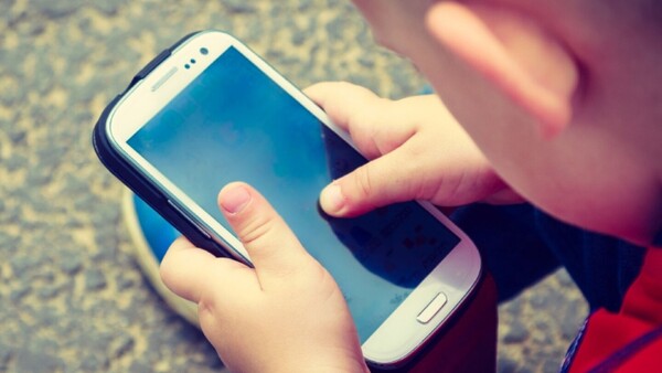 Niños y pantallas: ¿Cómo evitar el uso excesivo durante las vacaciones?