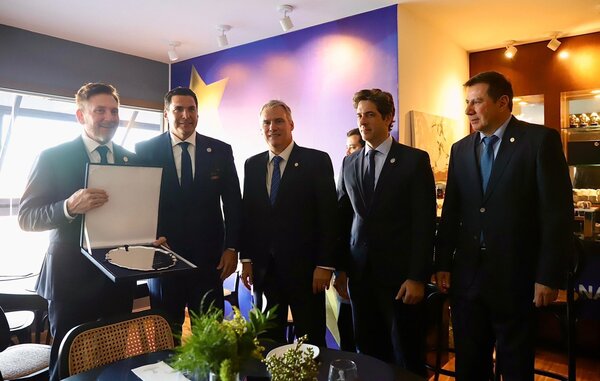 Asociación Paraguaya de Fútbol distingue a Alejandro Domínguez