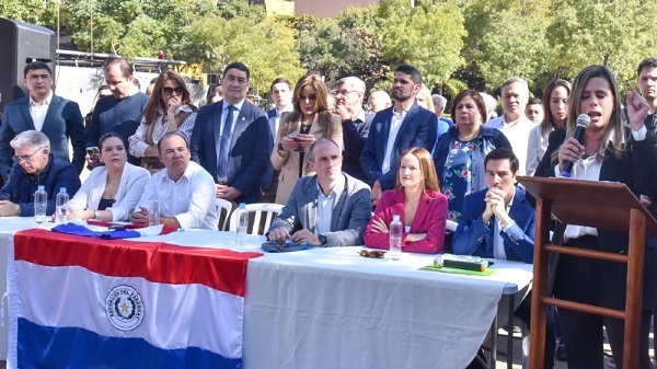 Oposición en Asunción inicia confrontación por candidatura única