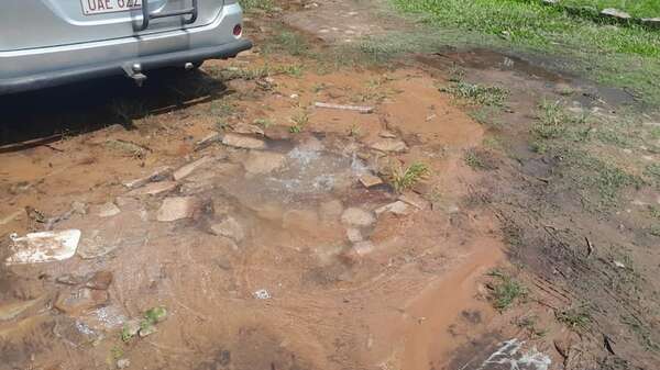 Fuga de agua en Lambaré: vecinos Exigen solución urgente - Crónicas Ciudadanas - ABC Color