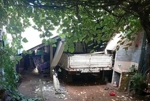 Camión pequeño arrolló y mató a una niña en el patio de su casa