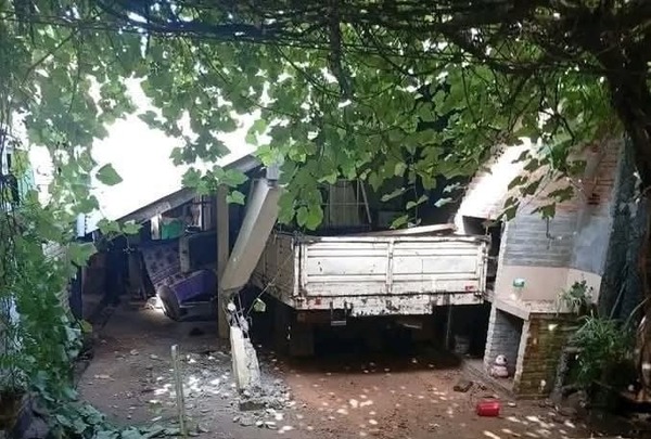 Camión pequeño arrolló y mató a una niña en el patio de su casa
