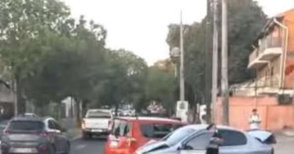 La Nación / Víctima de asalto persiguió a delincuentes, los embistió y causó choque múltiple