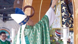 “Bajo tu mano, mi madre, el pueblo que viene a verte”