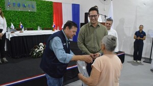 31 familias acceden a títulos de tierras donadas por firma que ganó fallo a Secta Moon