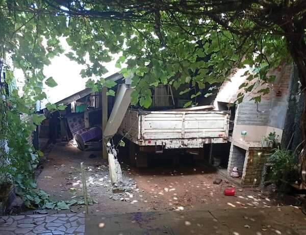 Niña de 8 años falleció arrollada por el camión de su tío en Coronel Bogado - Policiales - ABC Color