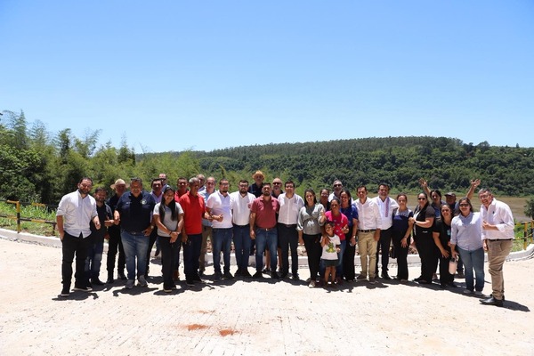 Habilitan mejoras viales y entregan lotes de libros en Irala - ADN Digital