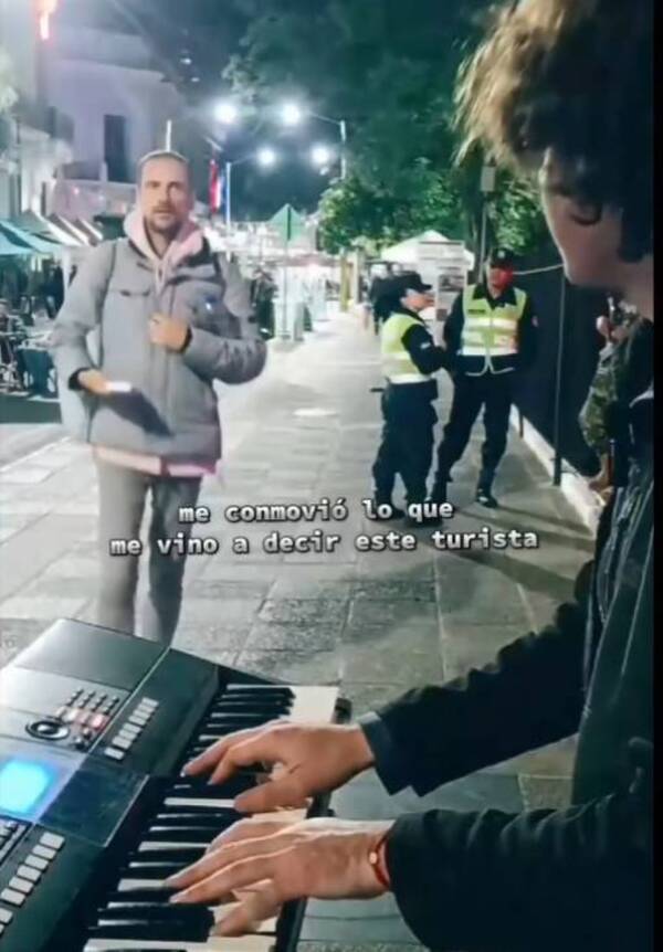 [VIDEO] Las palabras de un turista que conmovieron a este cantante