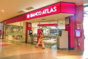 Titular de Banco Atlas Chicanea, Otros Tienen Restricciones