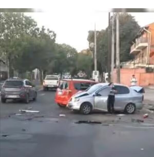 Víctima de asalto persiguió a delincuentes y provocó choque múltiple en Asunción