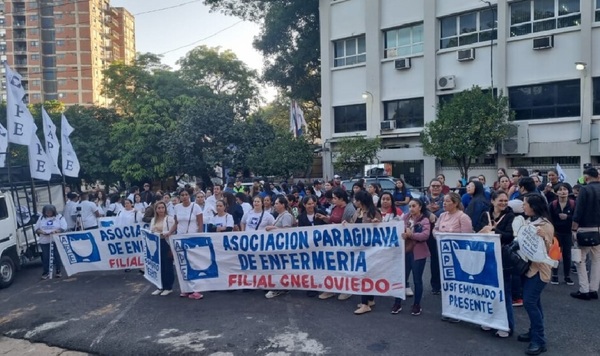 Miles de profesionales de enfermería reclaman que el Estado garantice una atención digna para los pacientes - OviedoPress