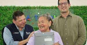 Diario HOY | Tras 25 años, familias de Puerto Casado reciben títulos de propiedad