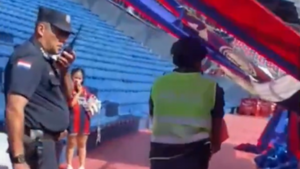 Video: Hinchas de Cerro Porteño agreden a policías tras incautación de pirotecnia